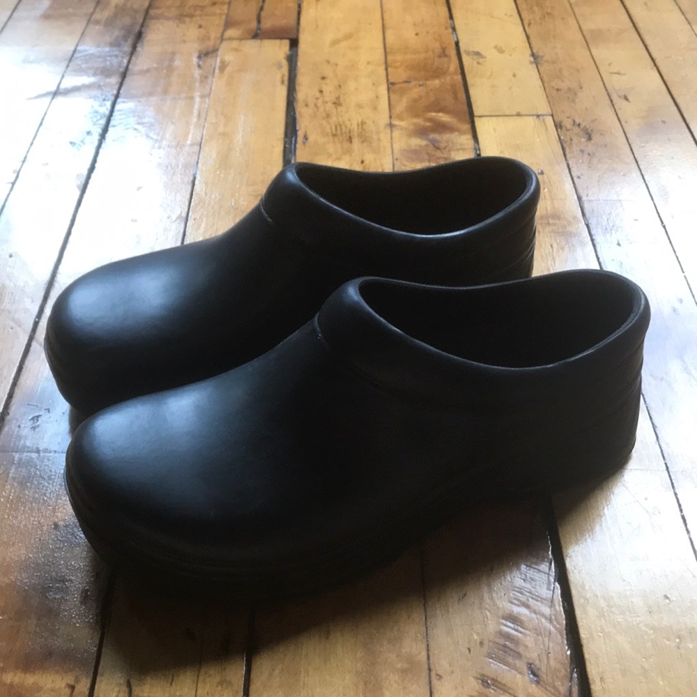 Men’s Klogs 10 Wide BRAND NEW